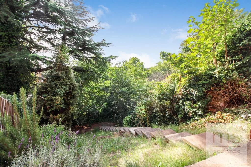5 bedroom end of terrace house for rent