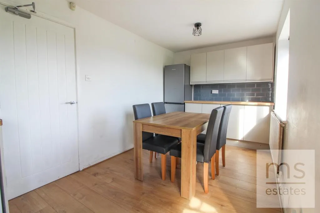 5 bedroom end of terrace house for rent
