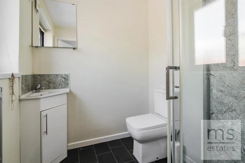 5 bedroom end of terrace house for rent