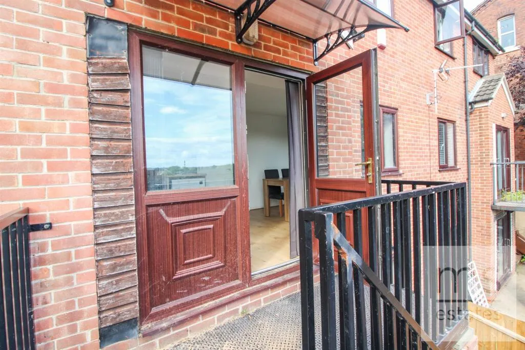 5 bedroom end of terrace house for rent