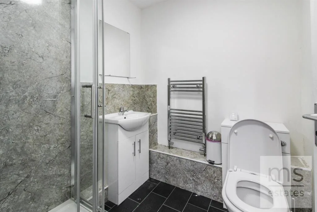 5 bedroom end of terrace house for rent