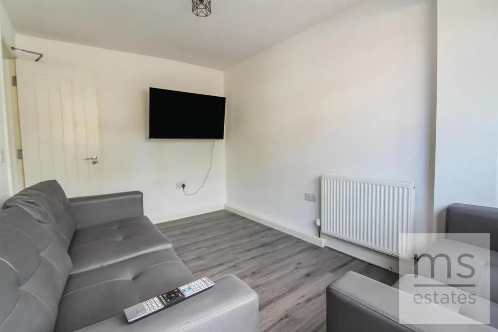 5 bedroom end of terrace house for rent