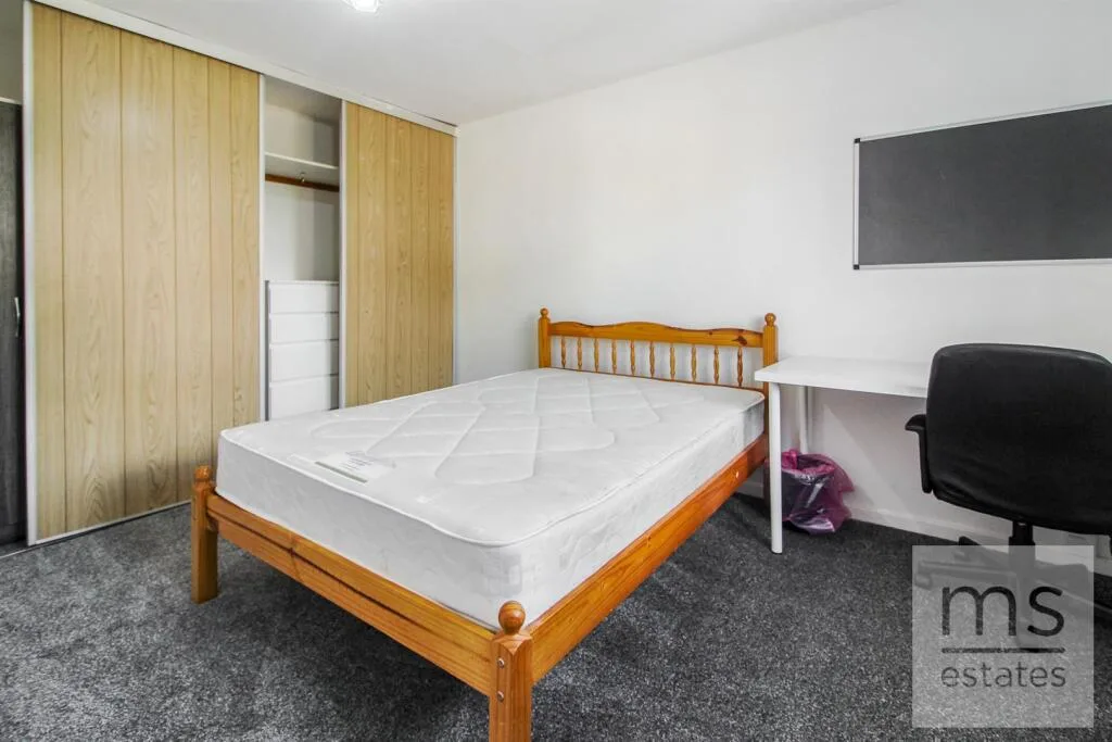 5 bedroom end of terrace house for rent