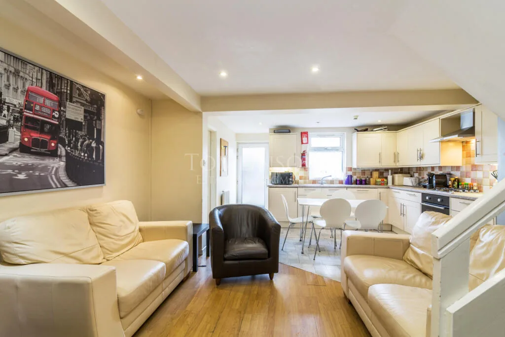 5 bedroom terraced house for rent