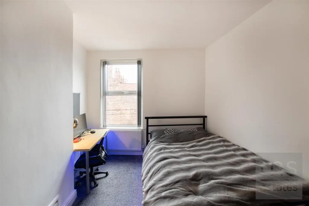 5 bedroom terraced house for rent
