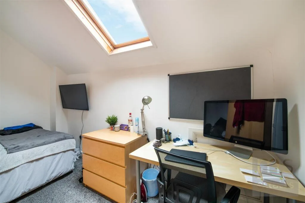 5 bedroom terraced house for rent