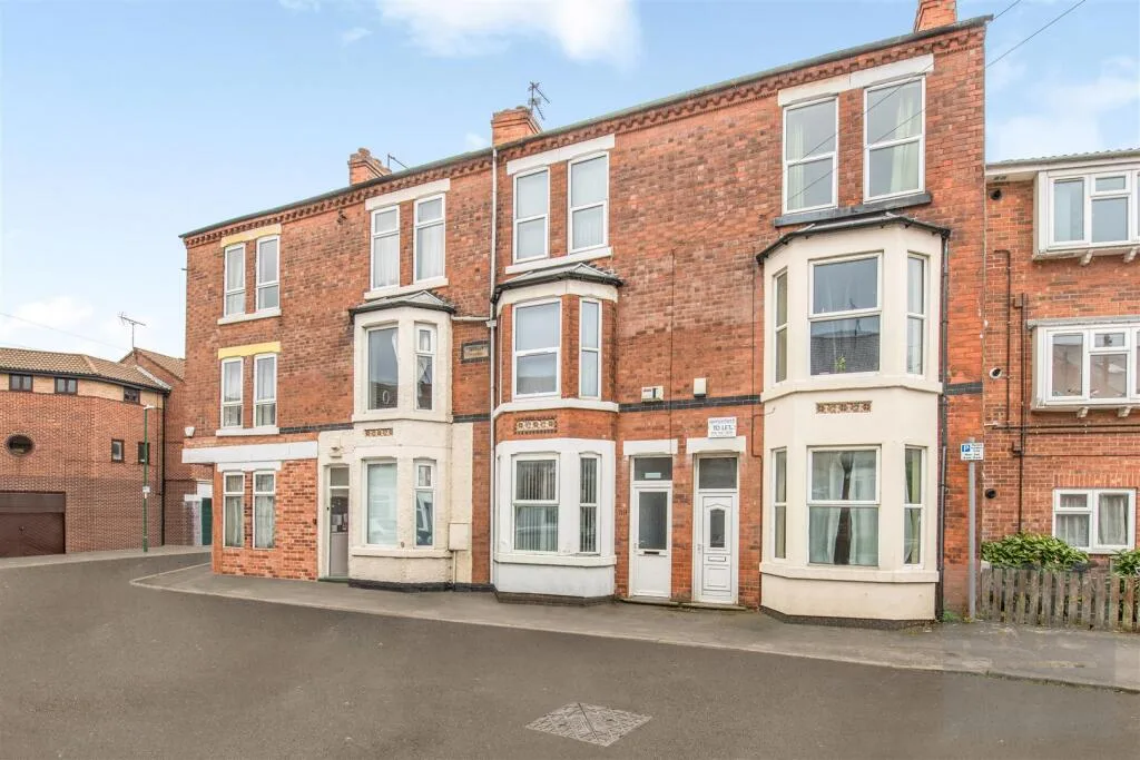5 bedroom terraced house for rent