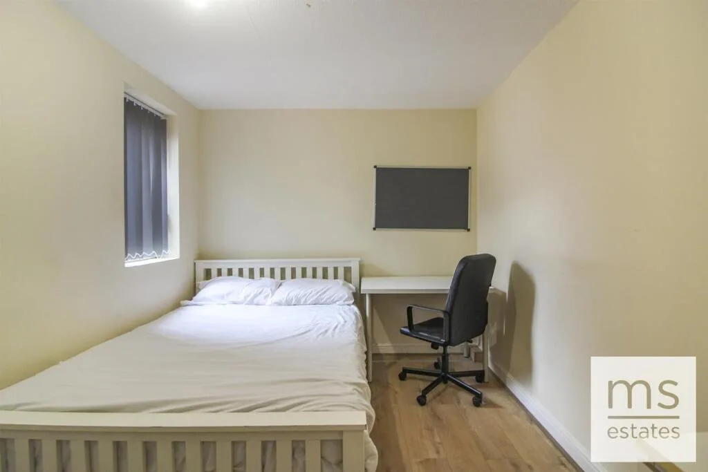 5 bedroom terraced house for rent