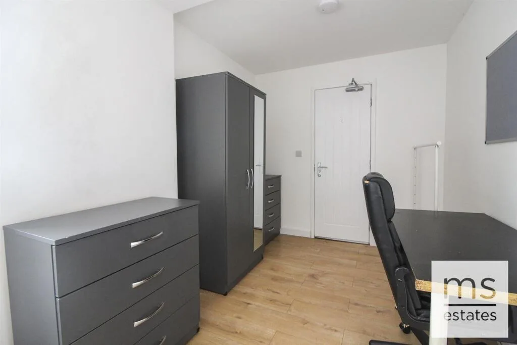 5 bedroom terraced house for rent