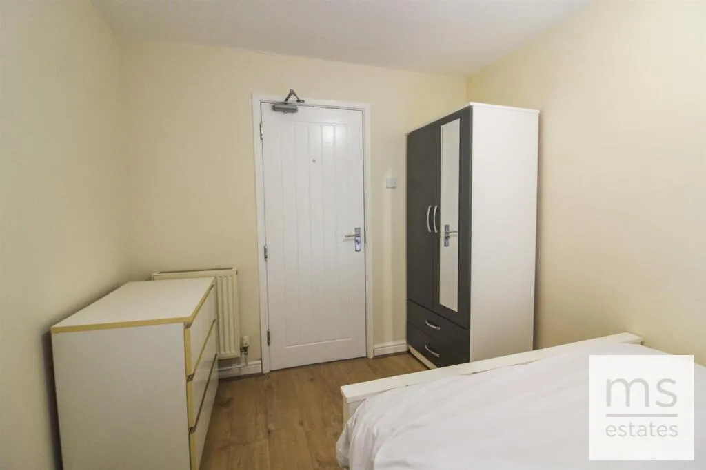 5 bedroom terraced house for rent
