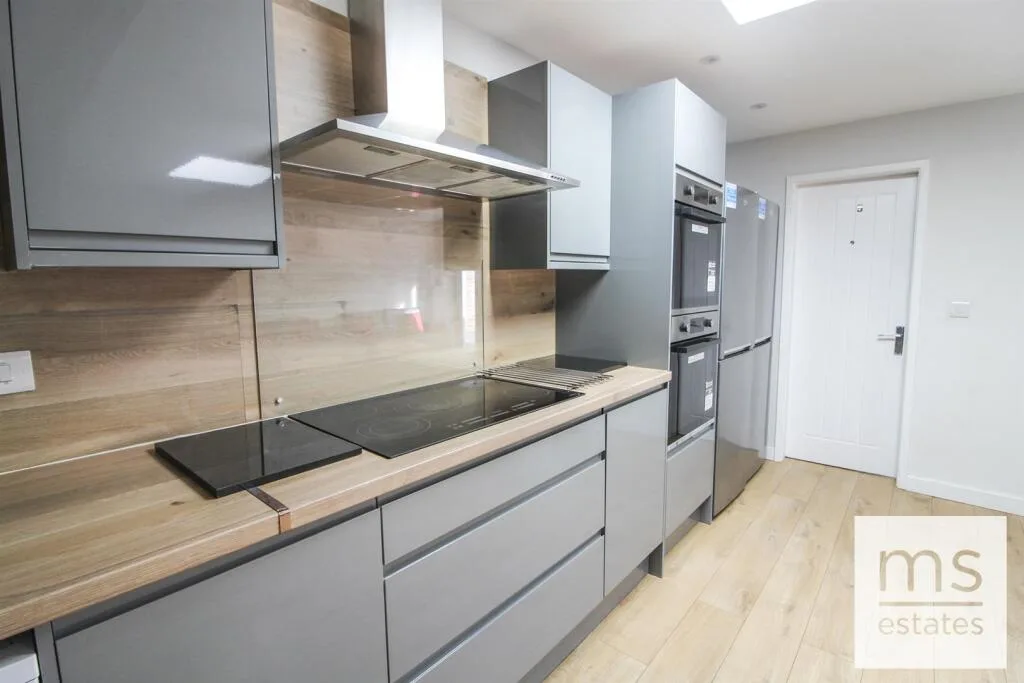 5 bedroom terraced house for rent