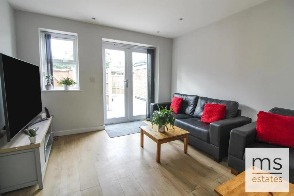 5 bedroom terraced house for rent