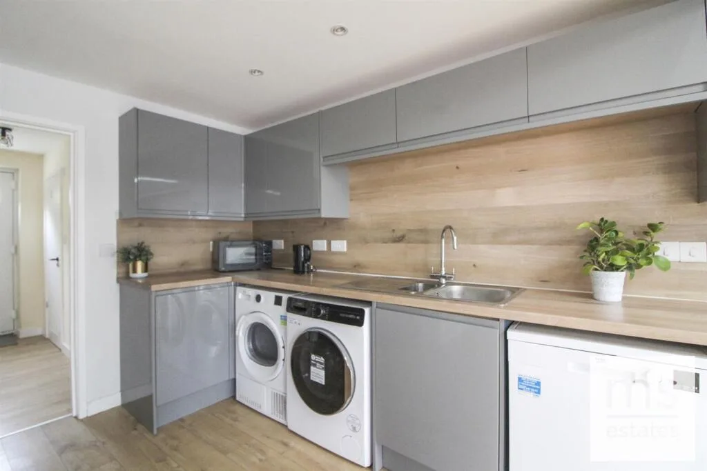 5 bedroom terraced house for rent