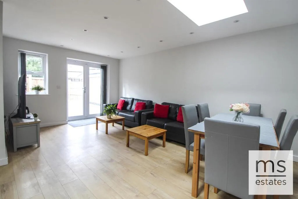 5 bedroom terraced house for rent