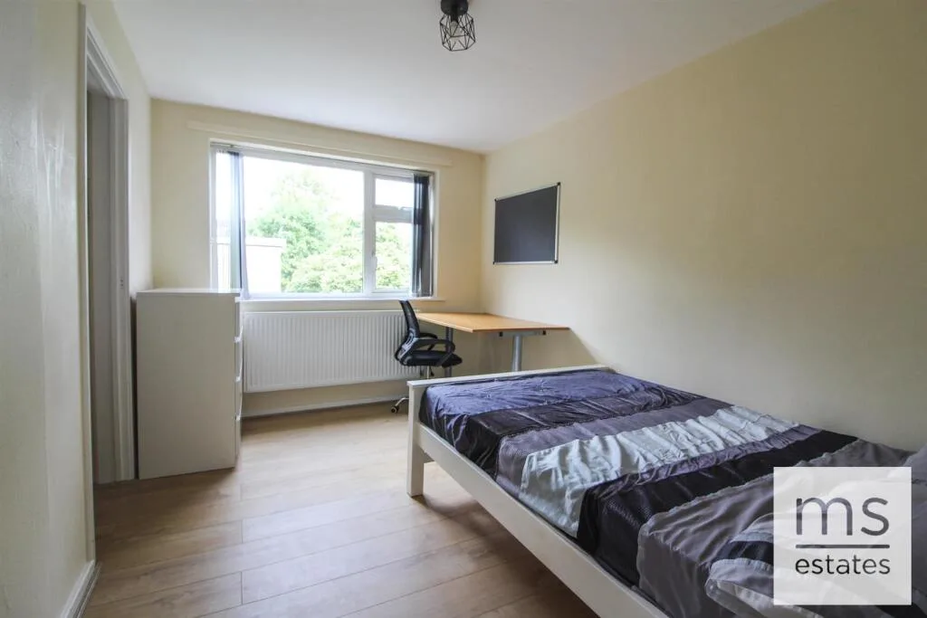 5 bedroom terraced house for rent