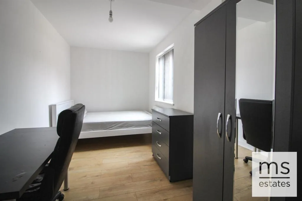 5 bedroom terraced house for rent