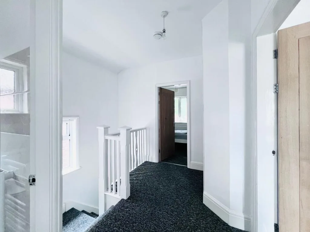6 bedroom semi-detached house for rent