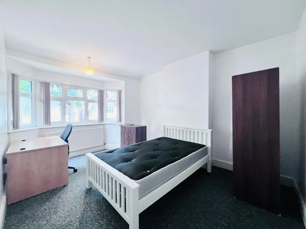 6 bedroom semi-detached house for rent