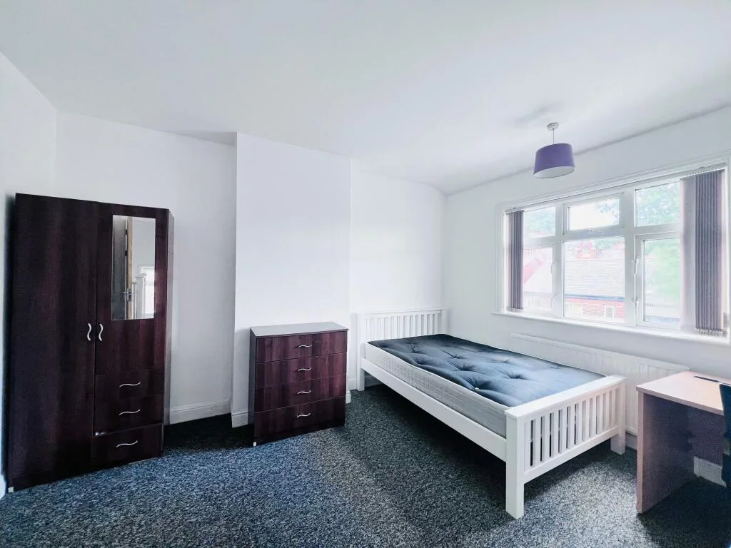 6 bedroom semi-detached house for rent