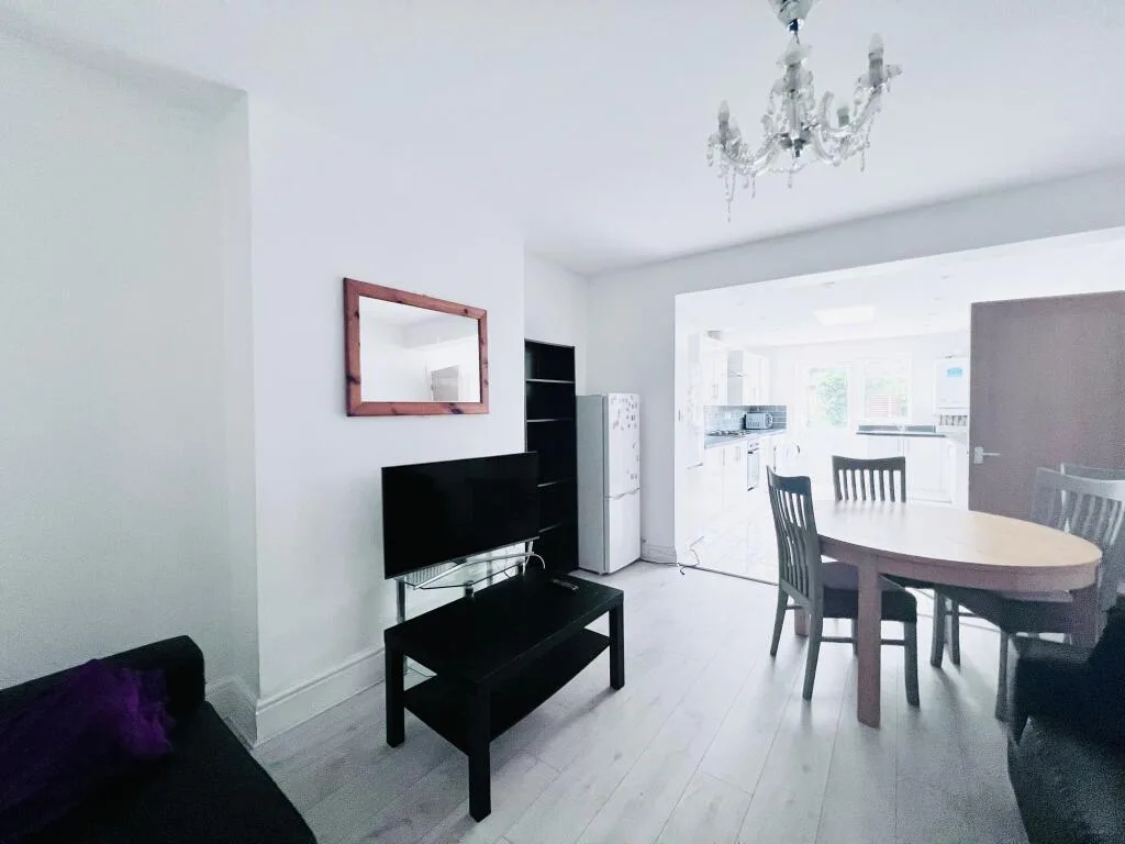 6 bedroom semi-detached house for rent