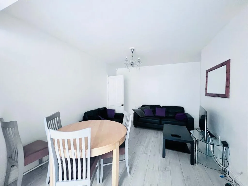 6 bedroom semi-detached house for rent