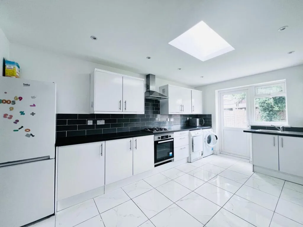 6 bedroom semi-detached house for rent