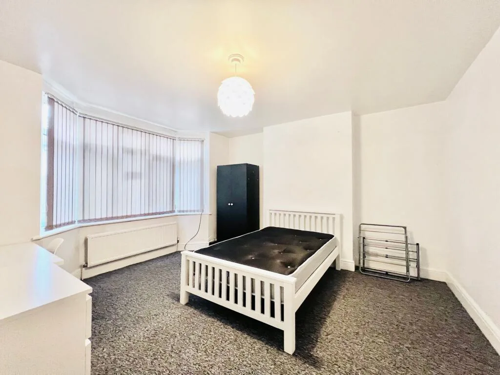 6 bedroom semi-detached house for rent