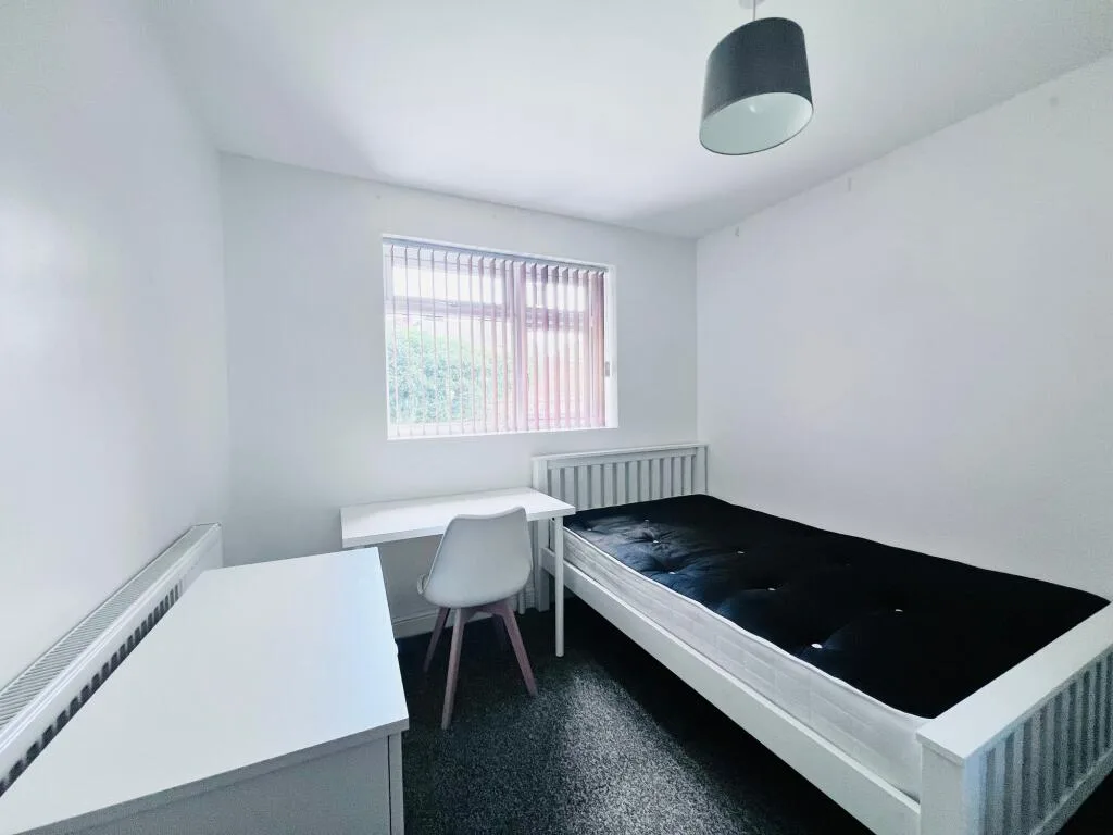 6 bedroom semi-detached house for rent
