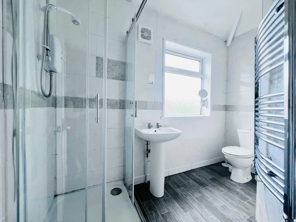 6 bedroom semi-detached house for rent
