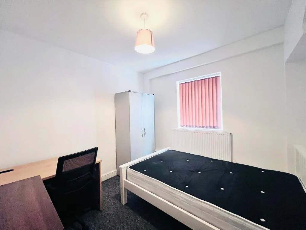 6 bedroom semi-detached house for rent
