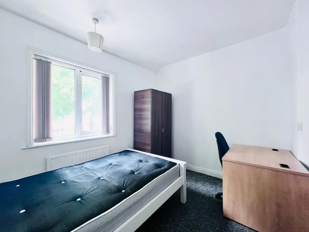 6 bedroom semi-detached house for rent