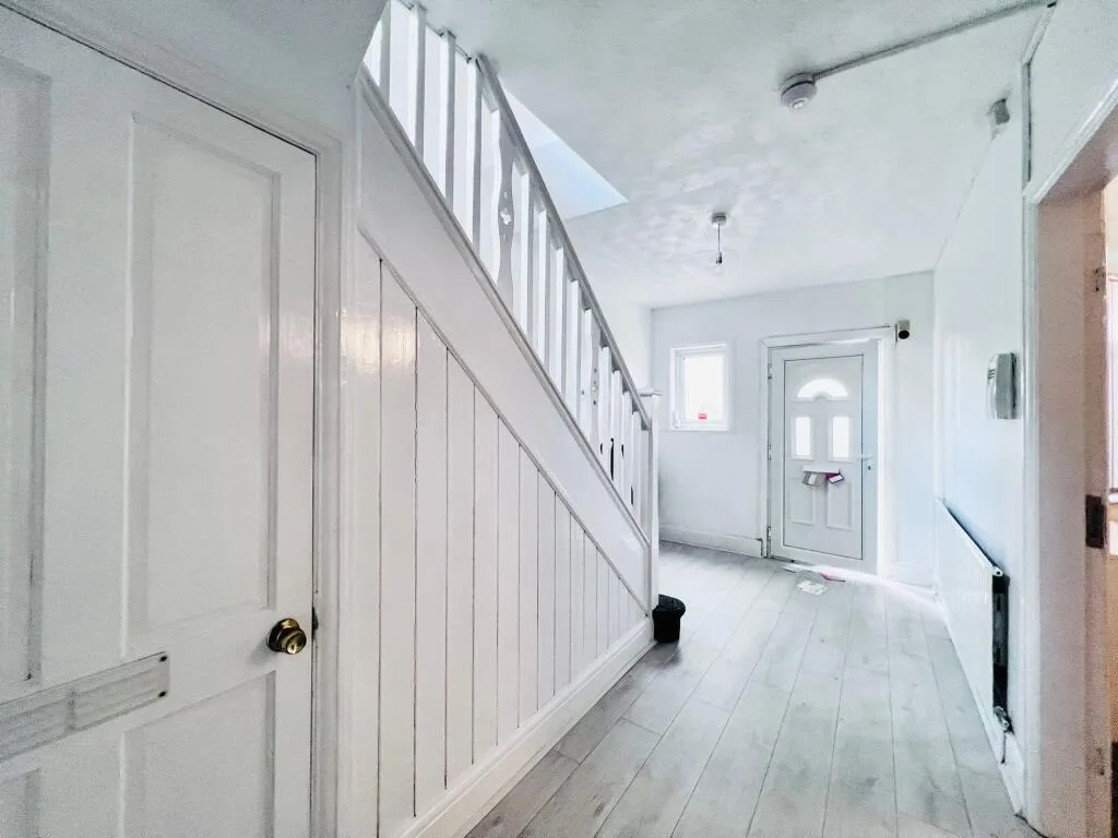 6 bedroom semi-detached house for rent