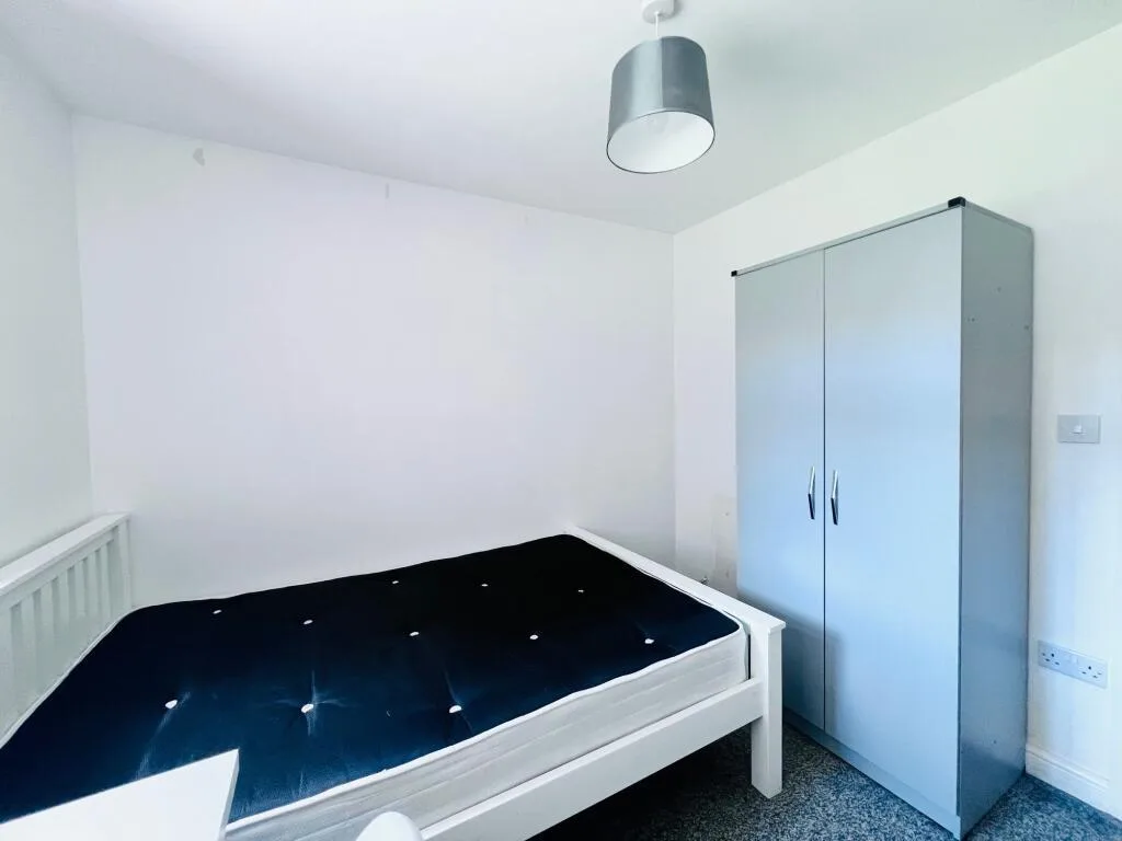 6 bedroom semi-detached house for rent