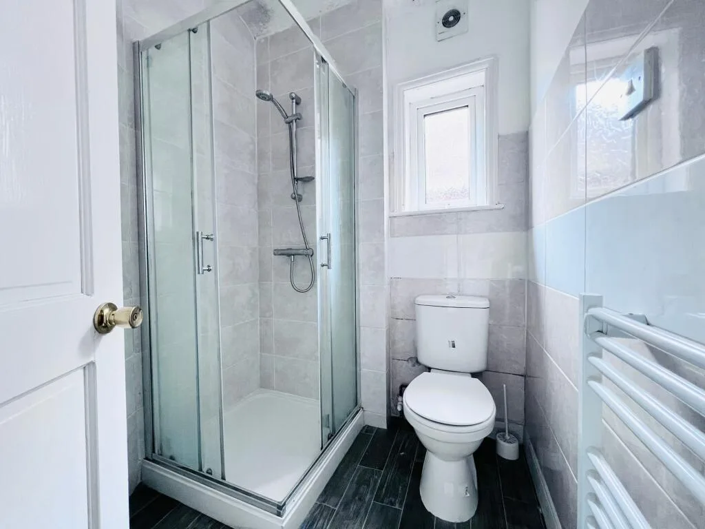 6 bedroom semi-detached house for rent