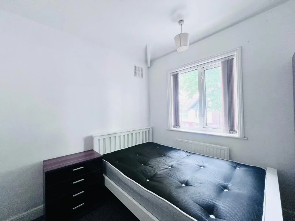6 bedroom semi-detached house for rent