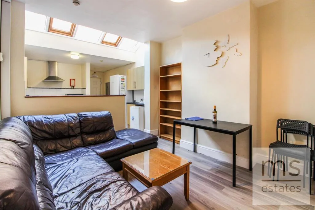 5 bedroom terraced house for rent