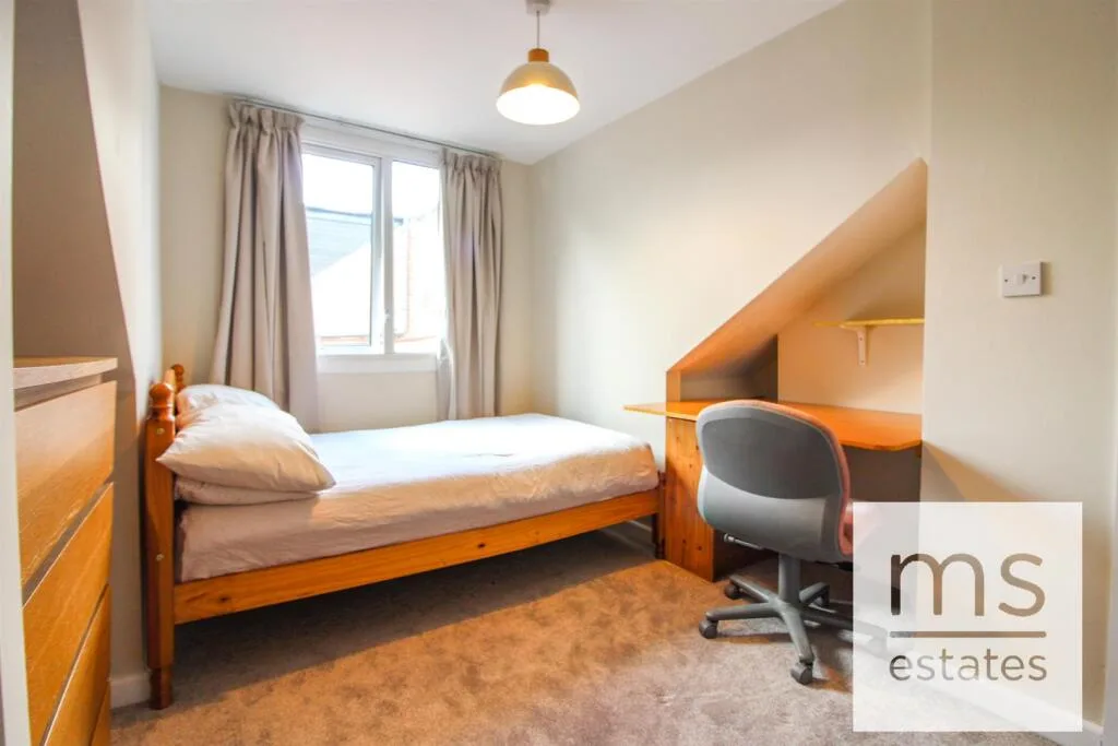 5 bedroom terraced house for rent