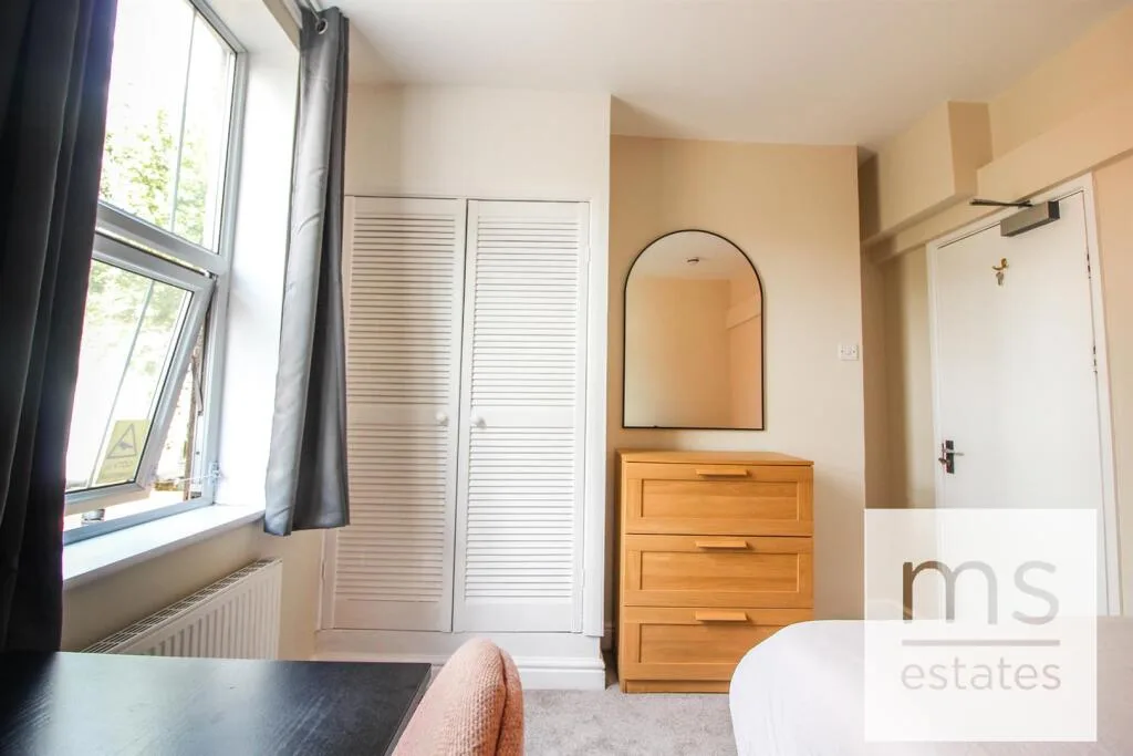 5 bedroom terraced house for rent