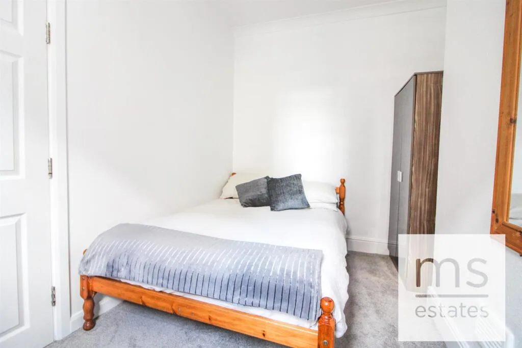 5 bedroom terraced house for rent