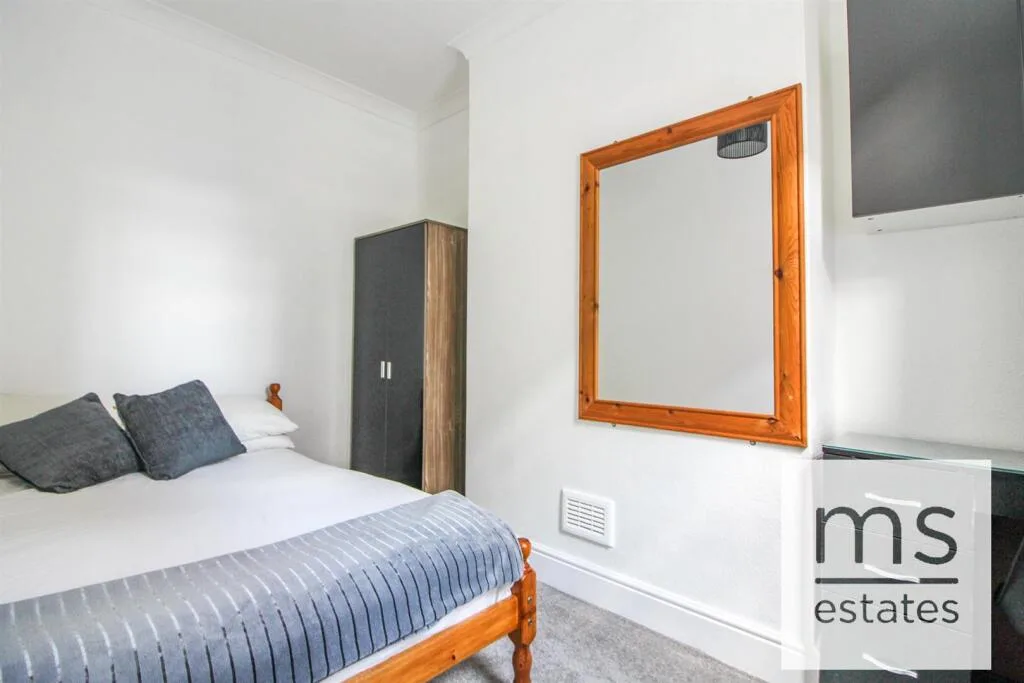 5 bedroom terraced house for rent