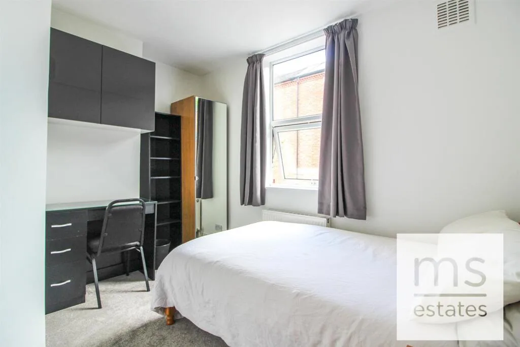 5 bedroom terraced house for rent
