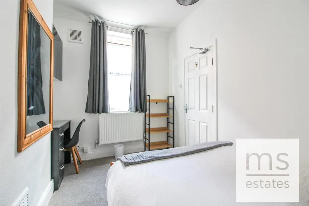 5 bedroom terraced house for rent