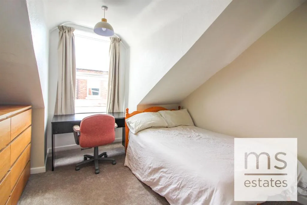 5 bedroom terraced house for rent