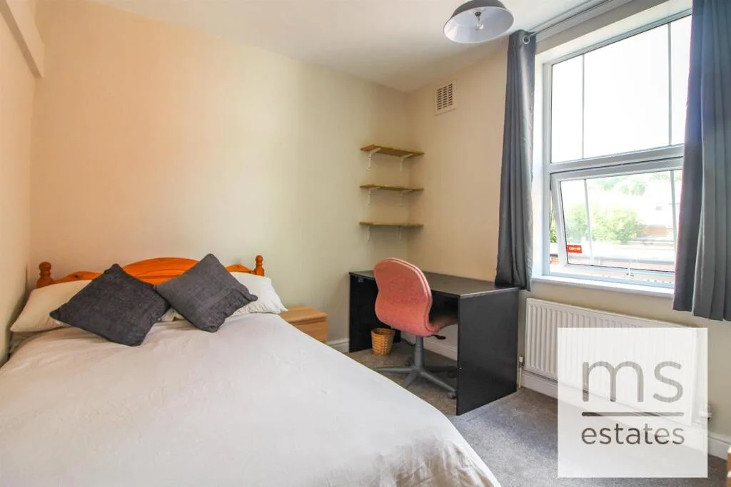 5 bedroom terraced house for rent