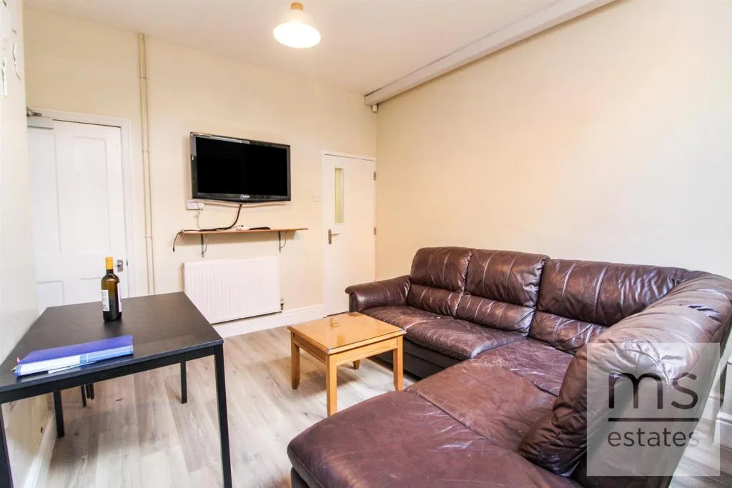 5 bedroom terraced house for rent