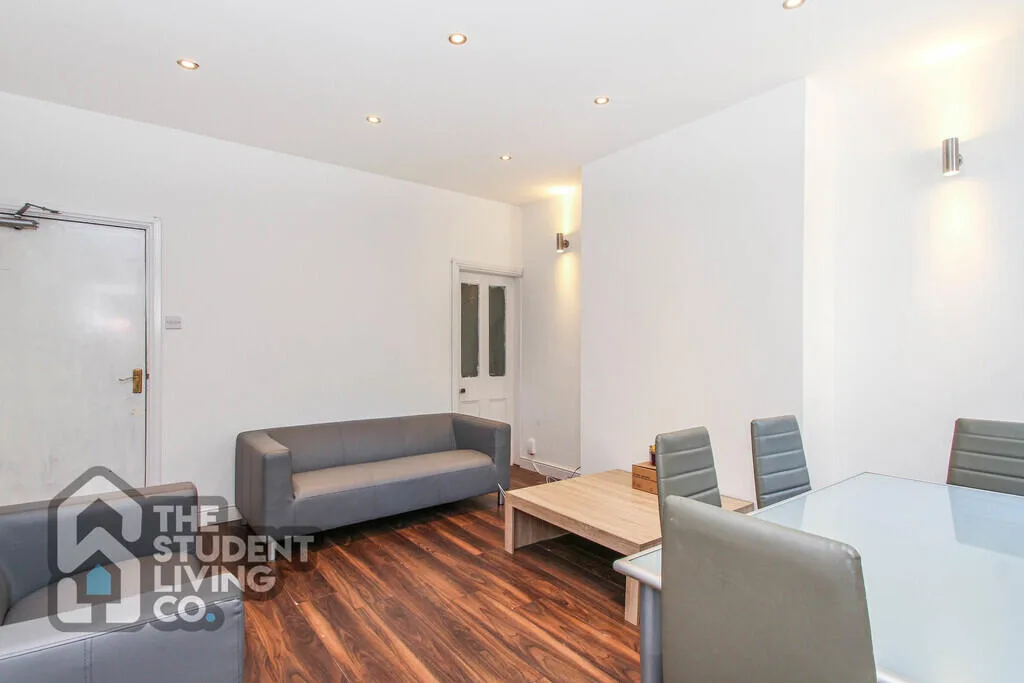 5 bedroom terraced house for rent