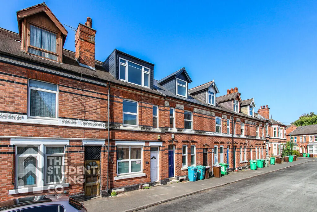 5 bedroom terraced house for rent