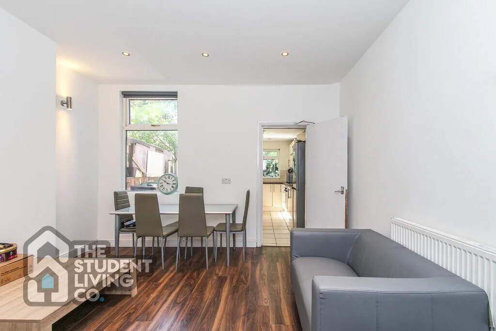 5 bedroom terraced house for rent