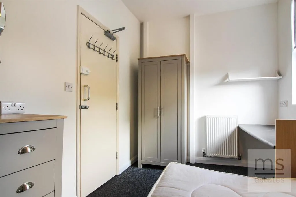 5 bedroom terraced house for rent