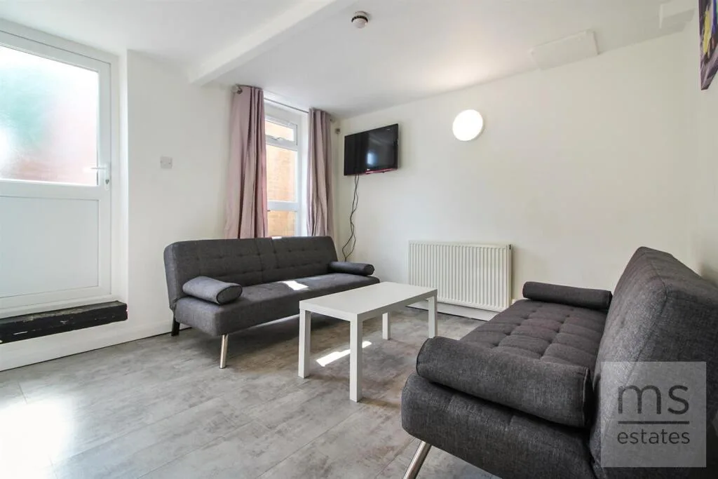 5 bedroom terraced house for rent
